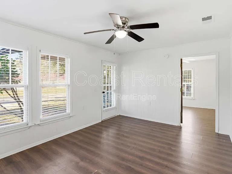 20 Martha Ave — Photo 7