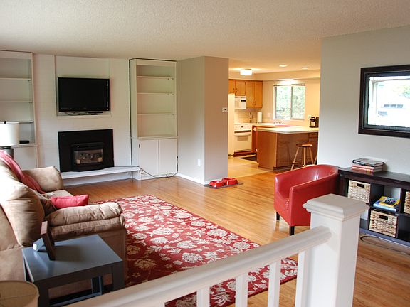 3rd image of 305 Sugar Pine Dr