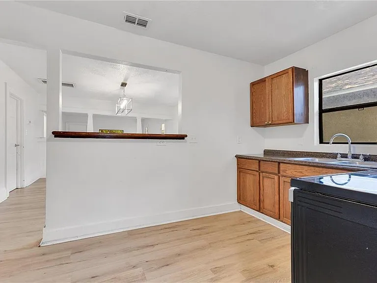 1029 Colyer St — Photo 8