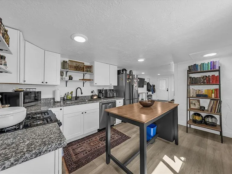 1559 W Shelley Ave — Photo 5