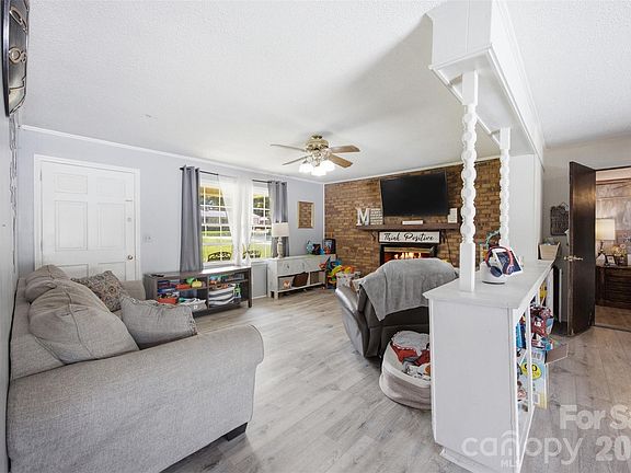 5th image of 302 Charlotte St
