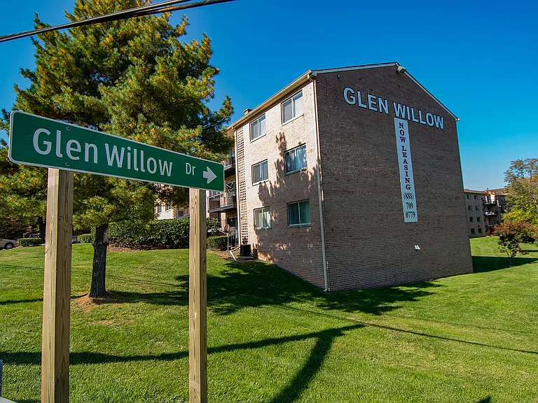 Glen Willow Apartments Signage 27