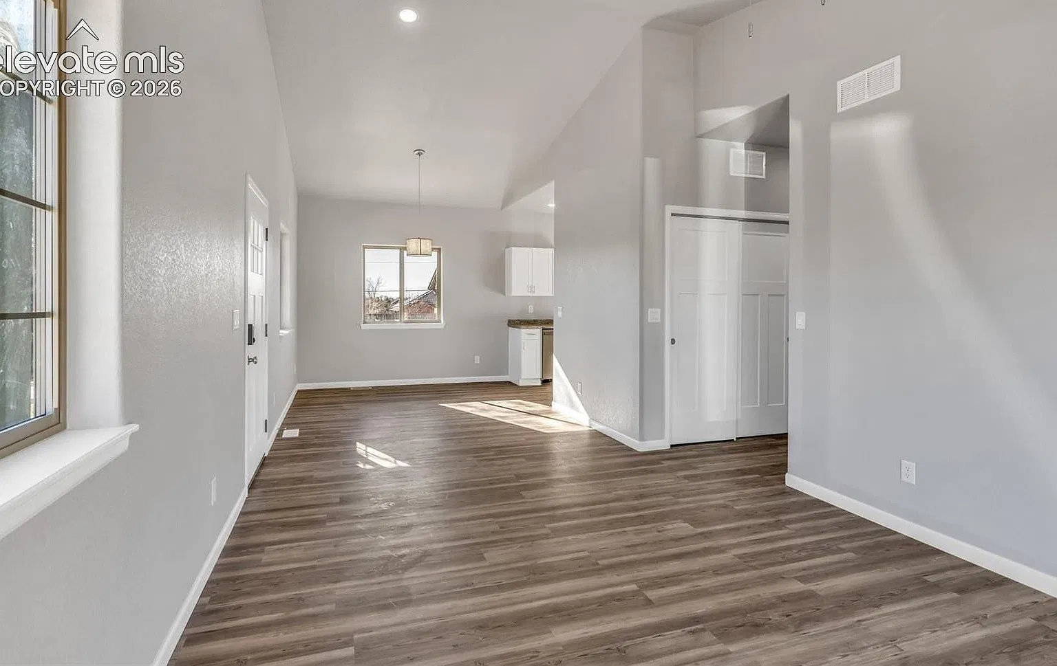 3 bed, 1140 sqft, $1,600 — Photo 2