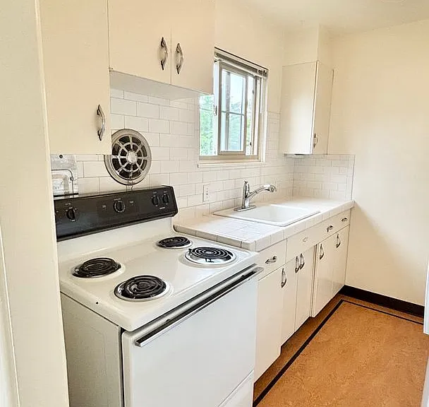 N0131 - Claremont Apartments — Photo 2