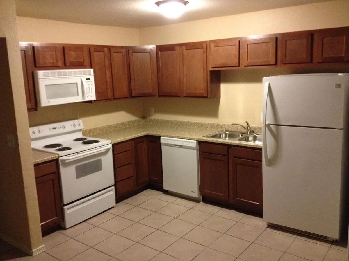 3 bed, 900 sqft, $1,325 — Photo 3