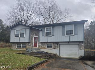 998 Woods Hollow Dr, Radcliff, KY 40160