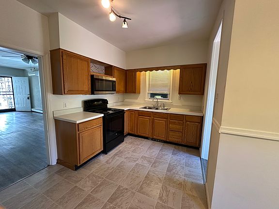 Kitchen, oak cabinets
