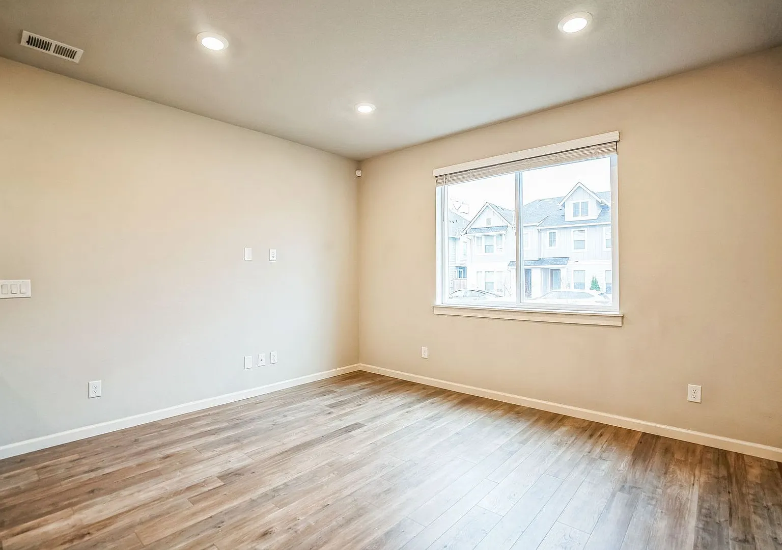 3 bed, 3.0 bath, 1612 sqft, $2,595 — Photo 3