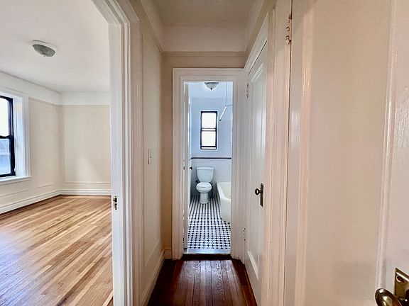 3rd image of 583 W 215th St APT E10