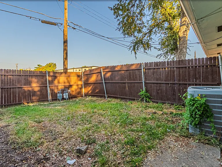 709 Royal Crest Dr — Photo 12