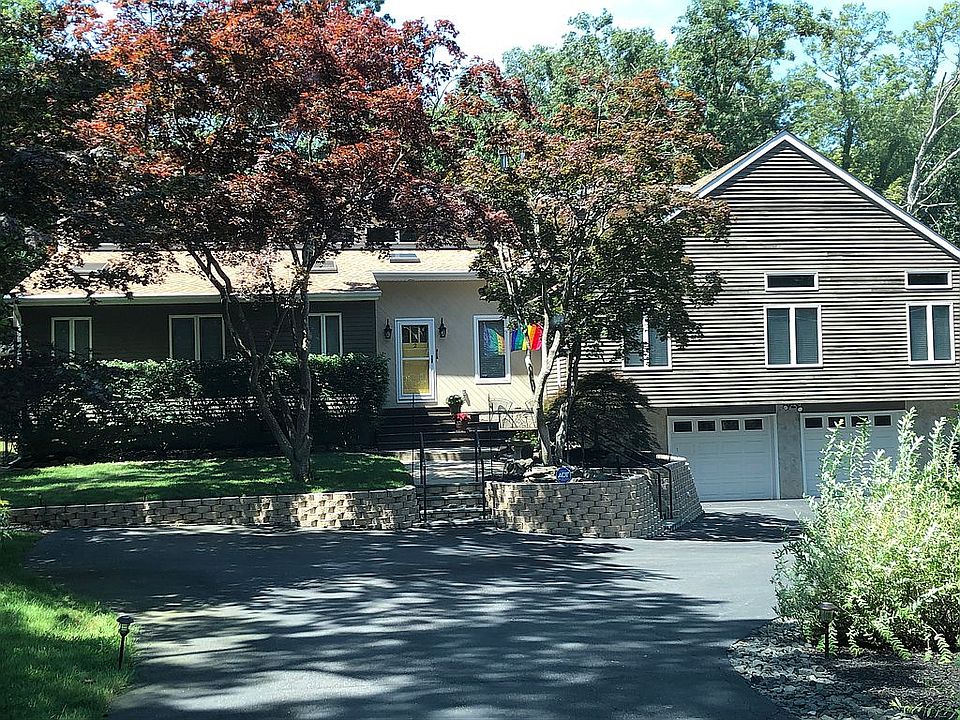 1st image of 2 Eastview Dr
