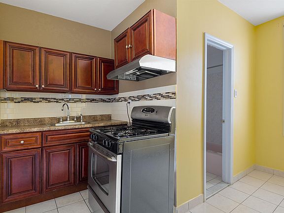 5th image of 810-812 22ND ST