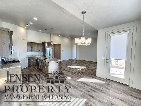 5th image of 279 W Green Jade Dr