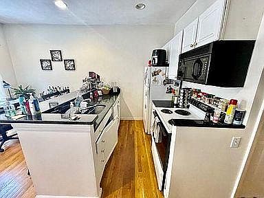 2nd image of 17 Thatcher St #2