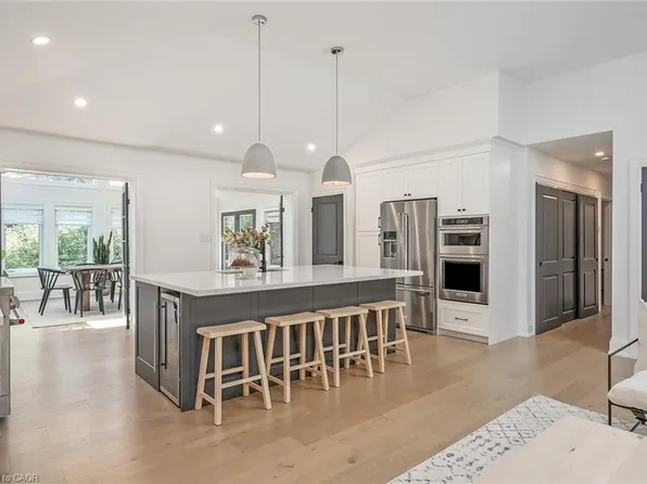 564 Maplehill Dr, Burlington, ON L7N 2W3