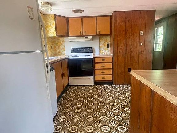 2nd image of 2 Willow Haven St