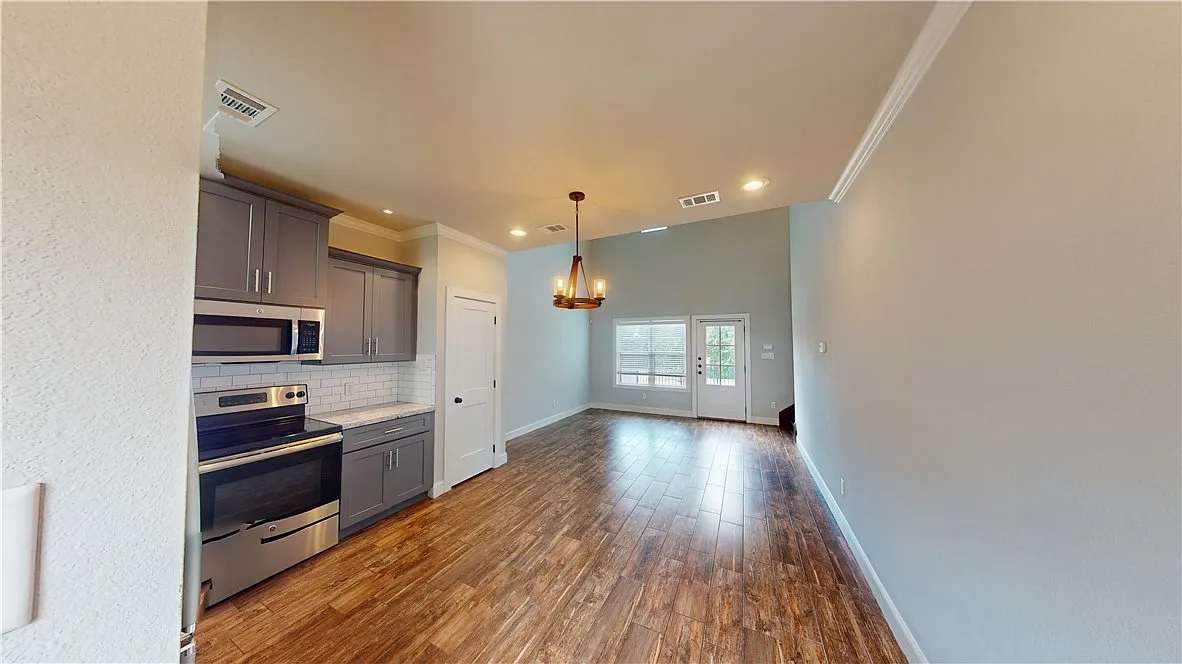 1 bed, 1.5 bath, 1387 sqft, $1,500 — Photo 4