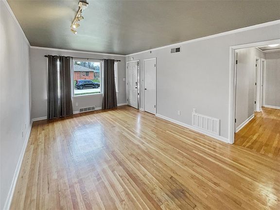 3rd image of 1218 Leslie Ln