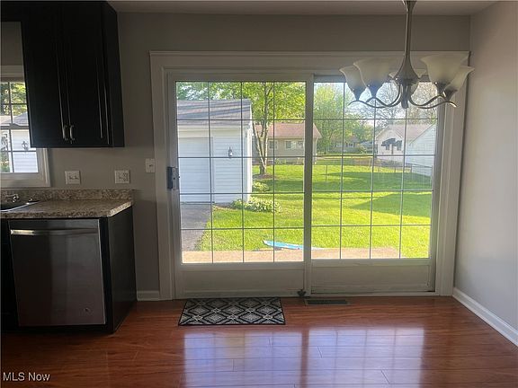 5th image of 3942 Brandomyne Ave