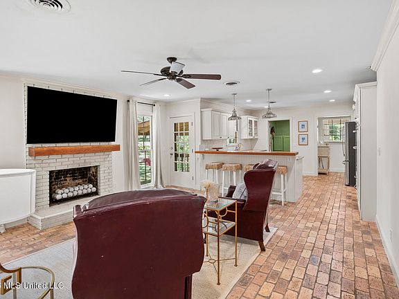 4th image of 2164 Southwood Rd