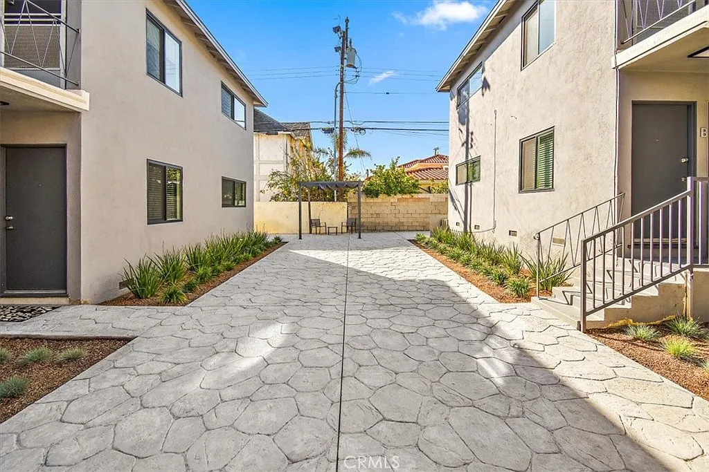 2 bed, 800 sqft, $3,500 — Photo 3
