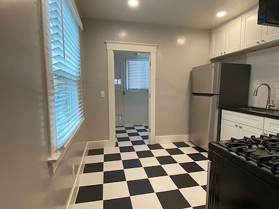 4th image of 3075 Lincoln Ave