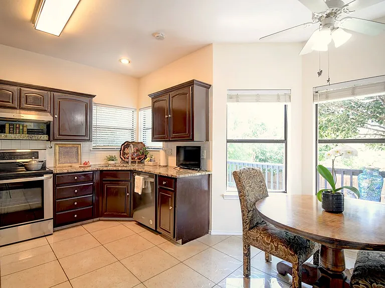 719 Oak Hollow Dr — Photo 13