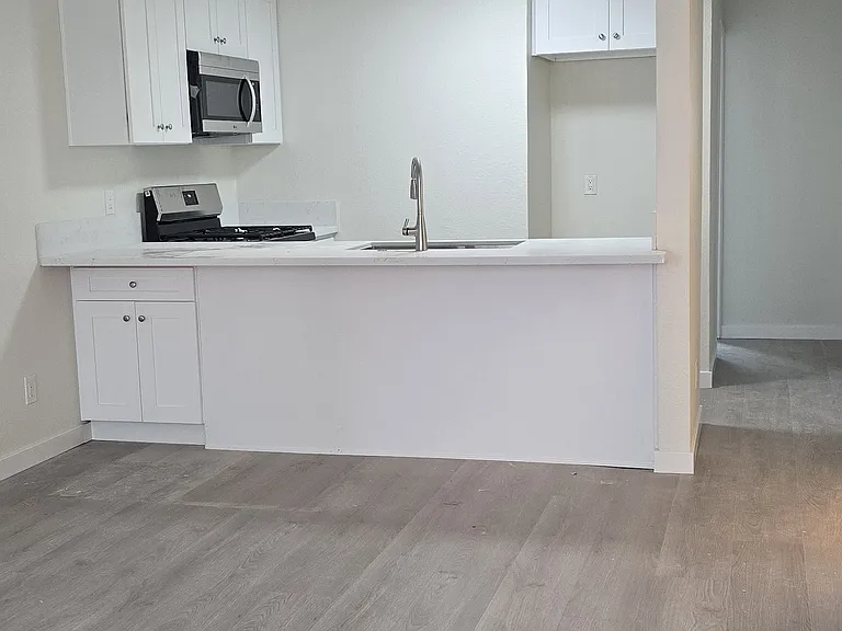 237 50th St #31 — Photo 9