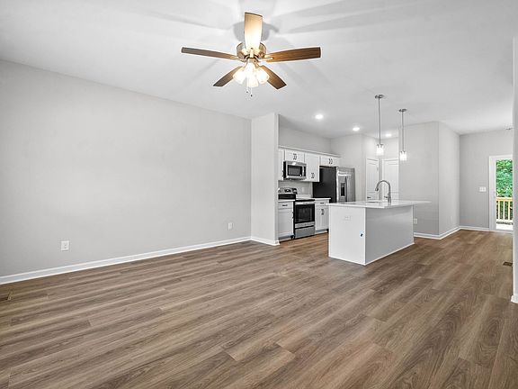4th image of 943 Cumberland Dr