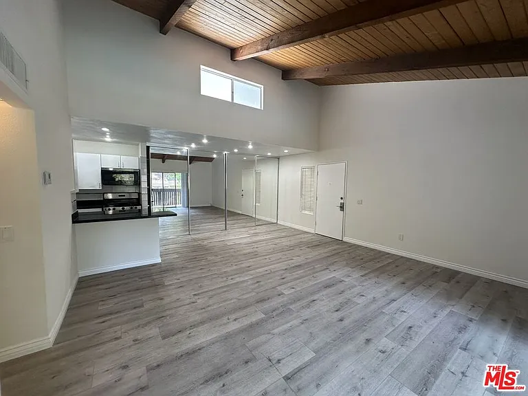 18350 Hatteras St #202 — Photo 8