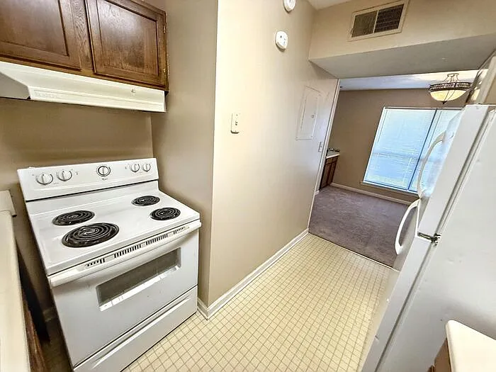 3025 Chase Ln — Photo 2