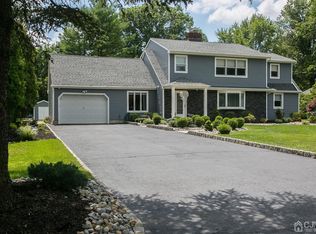 11 Twin Oaks Dr, Edison, NJ 08820