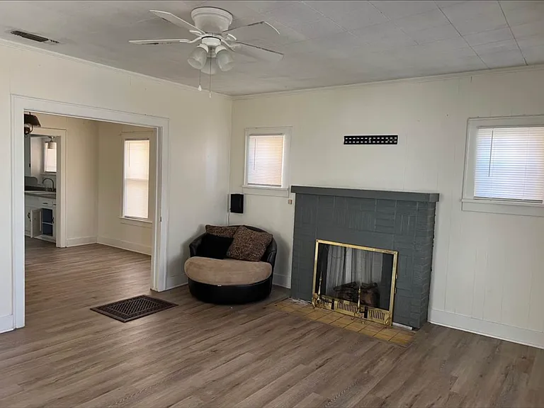 327 N Austin Ave — Photo 5