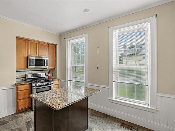 4th image of 172 Marcy St