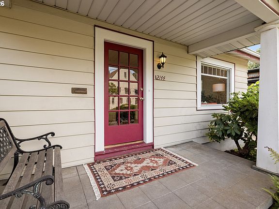 3rd image of 2144 N Willamette Blvd