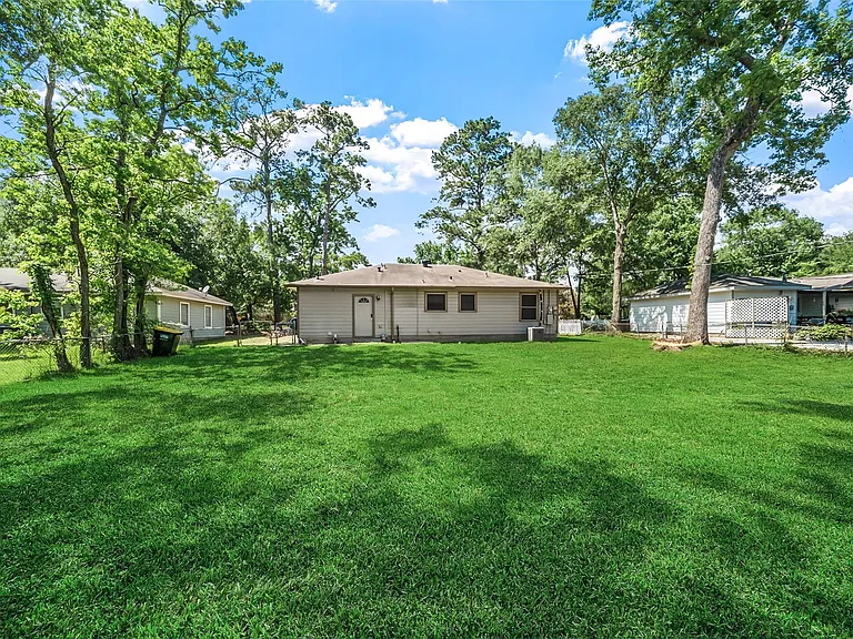 1105 Thomas Ave — Photo 4