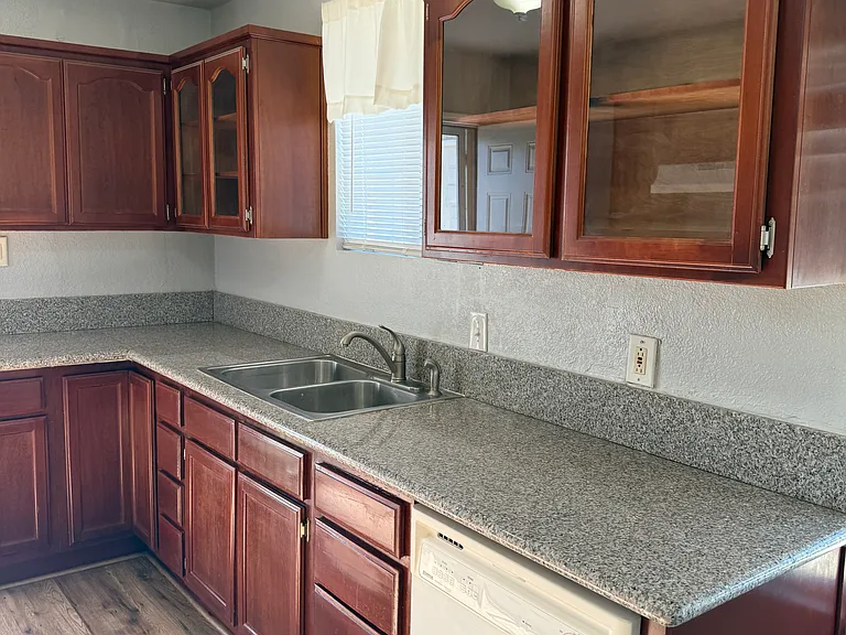 1024 Doyle St — Photo 8