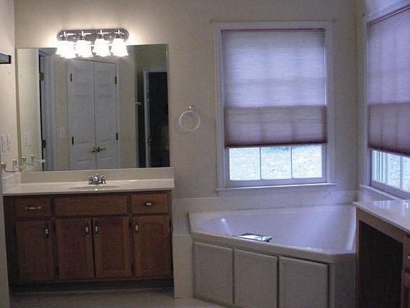 walk in master bath, jetted tub
