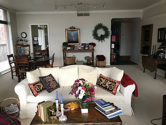 4th image of 940 S Donner Way