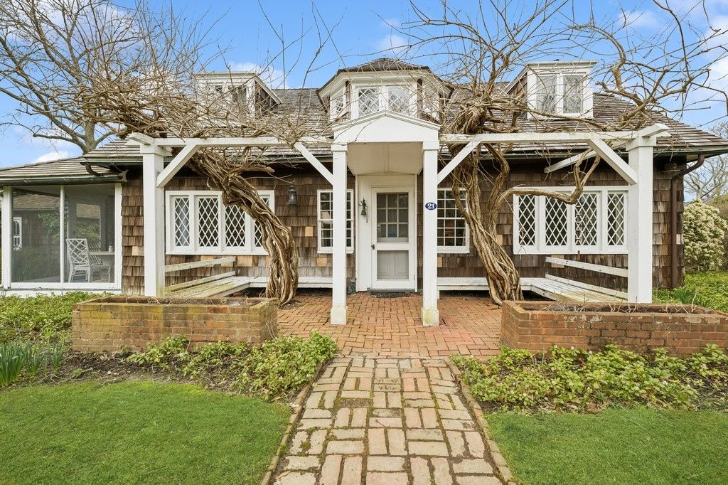  COVERED FRONT PORCH
