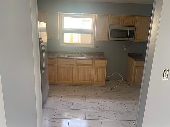 4th image of 24 E 18th St