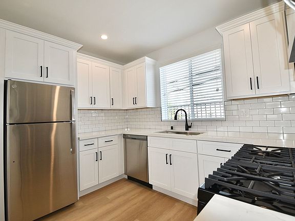 4th image of 2683 34th St #14