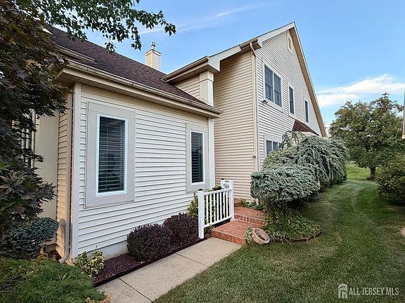 3rd image of 49 Dawson Ln