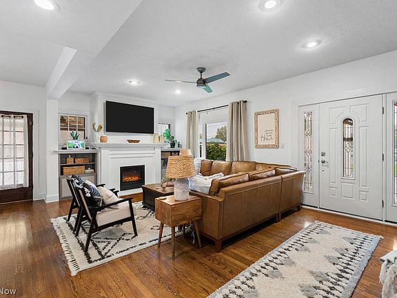 4th image of 501 E 12th St