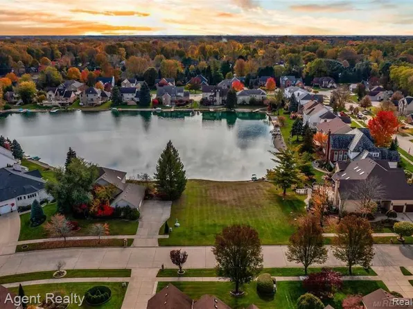8804 Grace St, Shelby Township, MI 48317