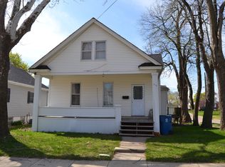 614 15th St, Peru, IL 61354