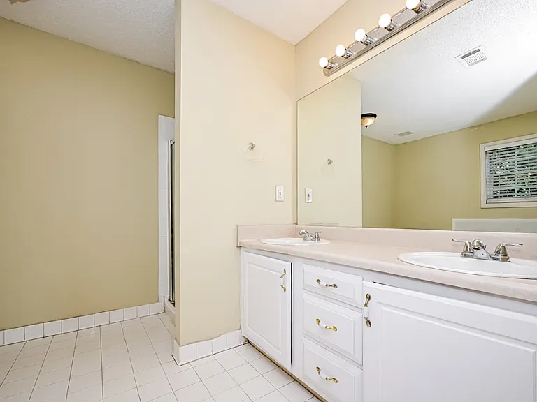 190 Windsor Cir — Photo 14