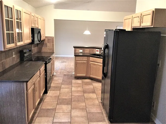 3 bed, 2.0 bath, 1868 sqft, $2,020 — Photo 3