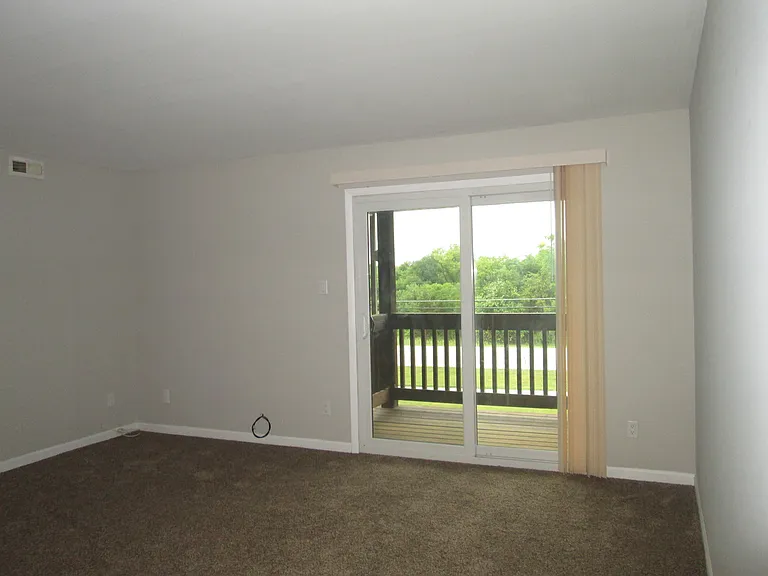 800 Brook Dr #6 — Photo 4