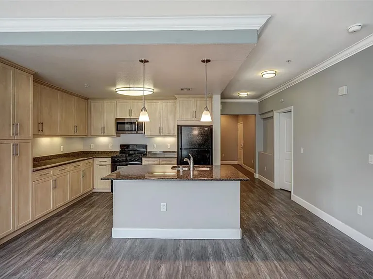 Stadium House Apartments — Photo 33